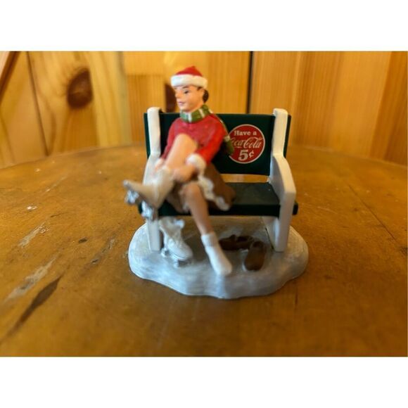 COCA-COLA TOWN SQUARE ROLLER SKATER ON BENCH 2005 (8636) - Picture 1 of 12